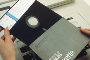 Les vieilles disquettes 8 pouces dans les systèmes nucléaires américains, c’est fini