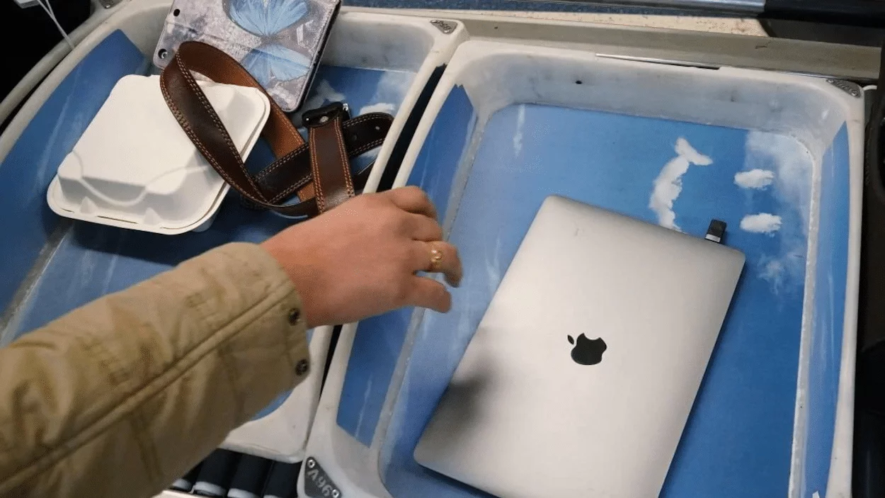 Les fouilles d’appareils électroniques aux frontières devront être motivées